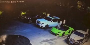 Lelaki mabuk menginjak mobil mewah.