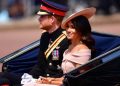 Gaya busana Meghan Merkle mengenakan gaun off shoulder.