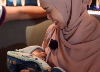 Gaya busana Baby Leslar.