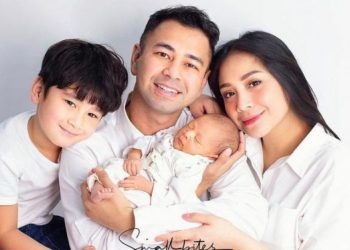 Outfit Baby Rayyanza menggunakan jumpsuit gemas.
