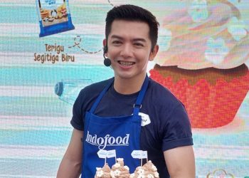 Nicky mencoba resep kue baru.
