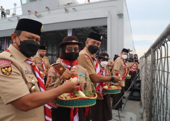 Rangkaian Peringatan Hari Pramuka ke-61, Kwarnas Tabur Bunga dari Atas KRI Teluk Calang