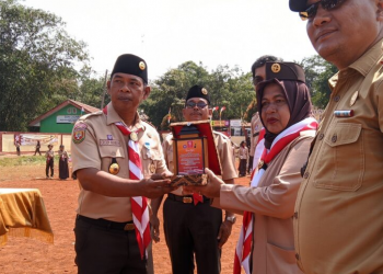 Kepala desa kalong mendapatkan penghargaan dari kwarran Leuwisadeng.