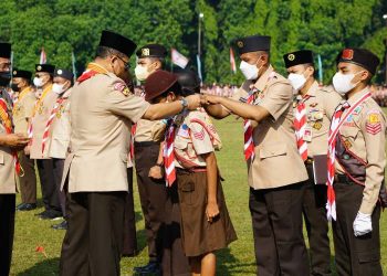 Penyematan tanda penghargaan oleh ketua kwarnas kak Budi Waseso.