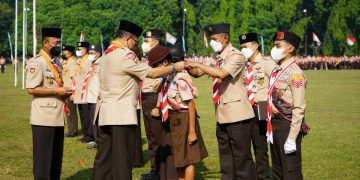 Penyematan tanda penghargaan oleh ketua kwarnas kak Budi Waseso.