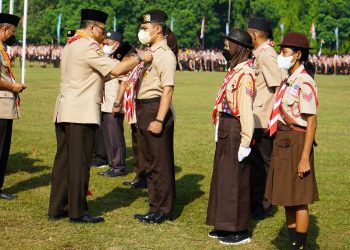 Penyematan tanda penghargaan.