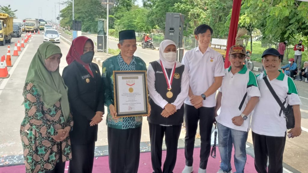 Bendera Terpanjang Pecahkan MURI, Gubernur Khofifah Kobarkan Nasionalisme