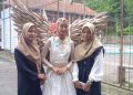 Siswi SMK Daarul Abroor menyulap kertas nasi menjadi karya seni menakjubkan.