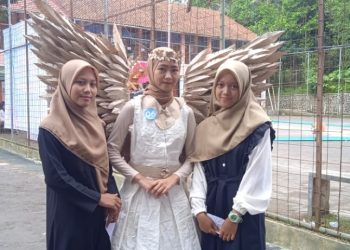 Siswi SMK Daarul Abroor menyulap kertas nasi menjadi karya seni menakjubkan.