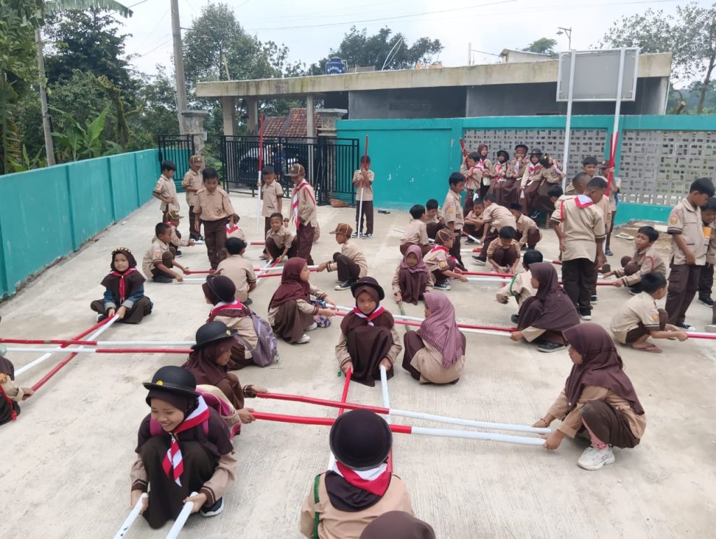 Latihan Rutin, Penggalang SD Negeri Tajurhalang 1 Belajar Penggunaan Tongkat