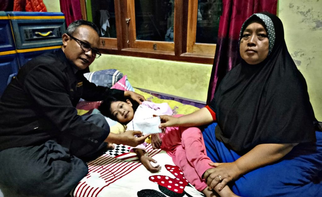 Kwarcab Majalengka Beri Santunan kepada Dik Mila (Kak Indra)