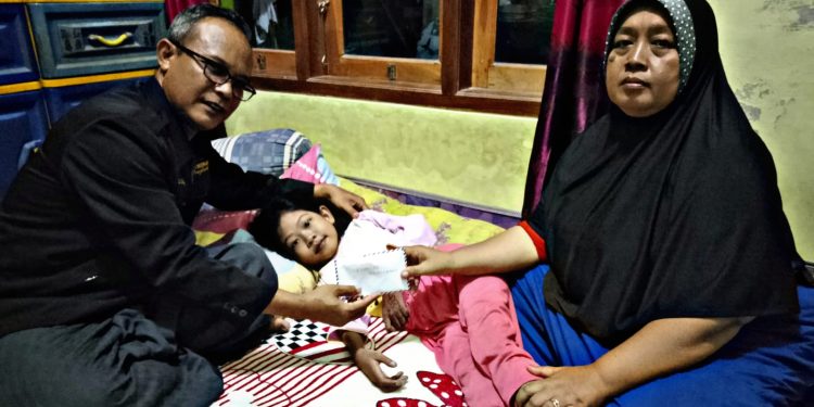 Kwarcab Majalengka Beri Santunan kepada Dik Mila (Kak Indra)