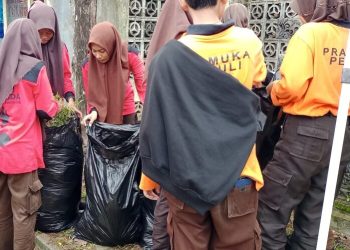 aksi pramuka sumpiuh pungut sampah tahun baru