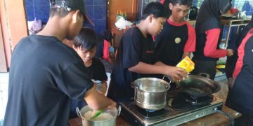 Penggalang SMP Negeri 3 Kalibagor Ikuti Ujian Kecakapan Memasak