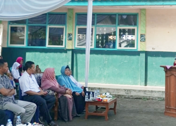 Kepala SDN 1 Cisayong memberikan sambutan di hadapan orang tua/wali siswa dan komite sekolah.