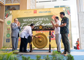 Kepala Dinas Pariwisata Kaltim, Ahmad Hermansya saat membuka Pameran UMKM Wonderful East Borneo di Hotel Mercure Samarinda