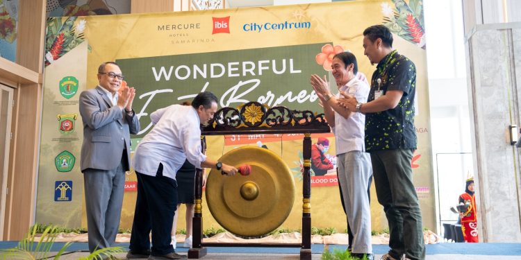 Kepala Dinas Pariwisata Kaltim, Ahmad Hermansya saat membuka Pameran UMKM Wonderful East Borneo di Hotel Mercure Samarinda