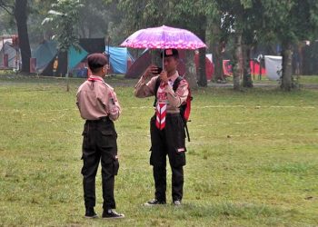 Hujan Tak Halangi Peserta LT-V Ikuti Lomba Reportase