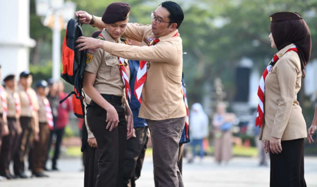 Kak Ridwan Selaku Mabida Jawa Barat dan Kak Atalia selaku Kak Kwarda Jawa Barat Melepas Peserta Jambore Dunia 2023 di Gedung Sate