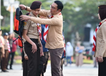 Kak Ridwan Selaku Mabida Jawa Barat dan Kak Atalia selaku Kak Kwarda Jawa Barat Melepas Peserta Jambore Dunia 2023 di Gedung Sate