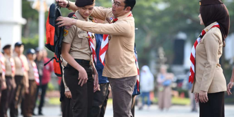 Kak Ridwan Selaku Mabida Jawa Barat dan Kak Atalia selaku Kak Kwarda Jawa Barat Melepas Peserta Jambore Dunia 2023 di Gedung Sate