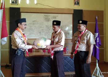 Kak Nana Rukmana menyerahkan produk kuliner UMKM Kampung Pramuka untuk dipromosikan di arena KPN 2023