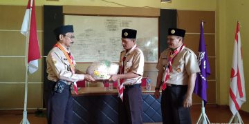 Kak Nana Rukmana menyerahkan produk kuliner UMKM Kampung Pramuka untuk dipromosikan di arena KPN 2023
