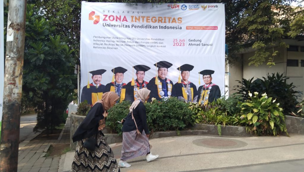 Langkah Deklarasi Zona Integritas Mewujudkan UPI Bebas Korupsi Ilustrasi 13 unit kerja kampus UPI Bandung menandatangani zona integritas