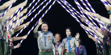 Presiden Yoon Suk Yeol yang hadir dalam upacara pembukaan bersama dengan ibu negara Kim Keon-hee