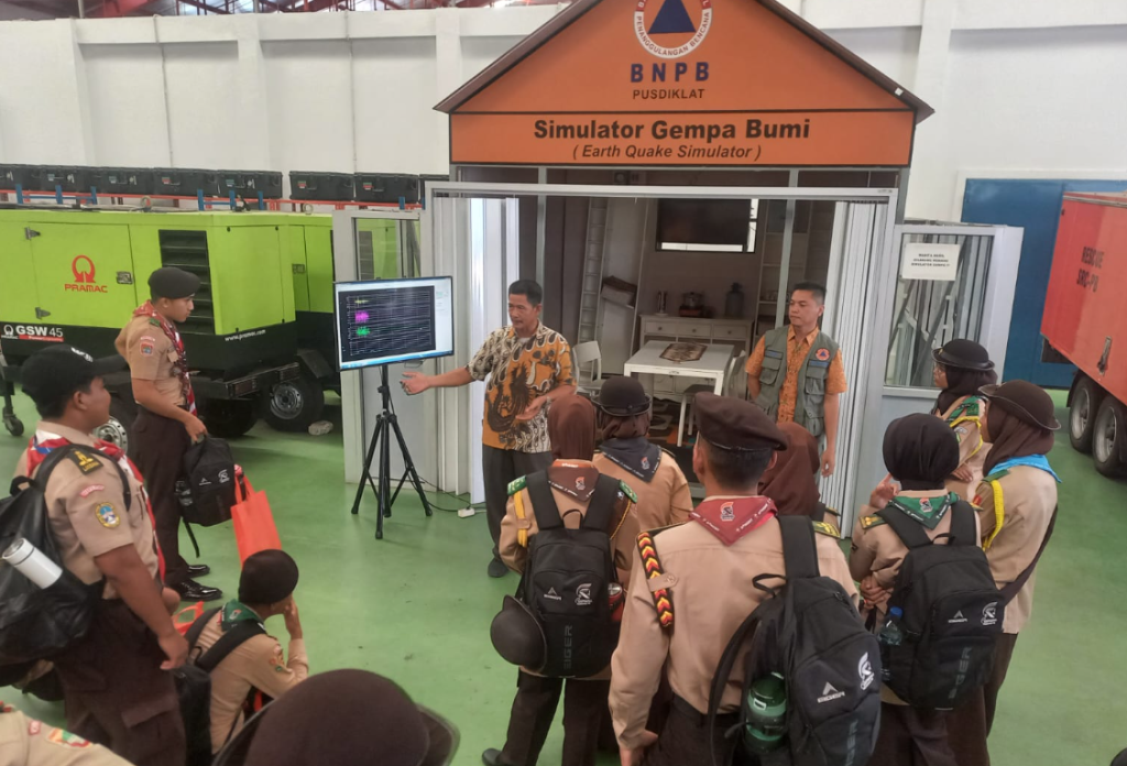 BNPB Berbagi Pengetahuan dengan Kontingen Rainas XII Perwakilan kontingen Raimuna Nasional XII belajar penanggulangan bencana di Ina DRTG Sentul, Bogor (15/8)