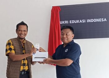 Nidya Listiyono memberikan apresiasi kepada Ketua Yayasan Sukri Edukasi Indonesia Ahmad Mundzir