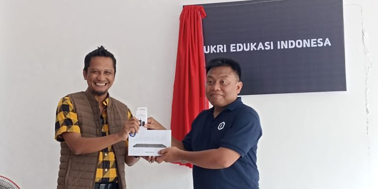 Nidya Listiyono memberikan apresiasi kepada Ketua Yayasan Sukri Edukasi Indonesia Ahmad Mundzir